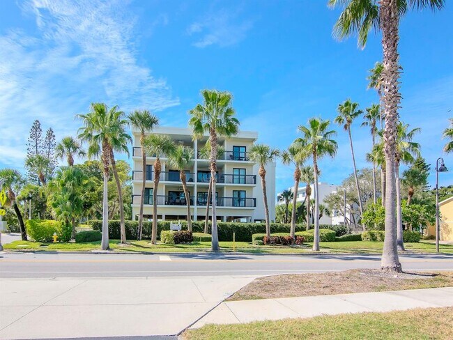 3200 Gulf Blvd in St Pete Beach, FL - Building Photo - Building Photo