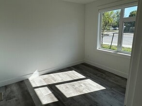 320 Mills Rd in Kelowna, BC - Building Photo - Building Photo