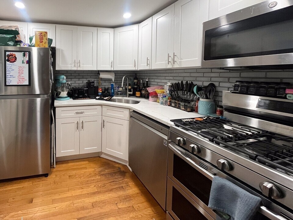 86 W 3rd St in Boston, MA - Building Photo