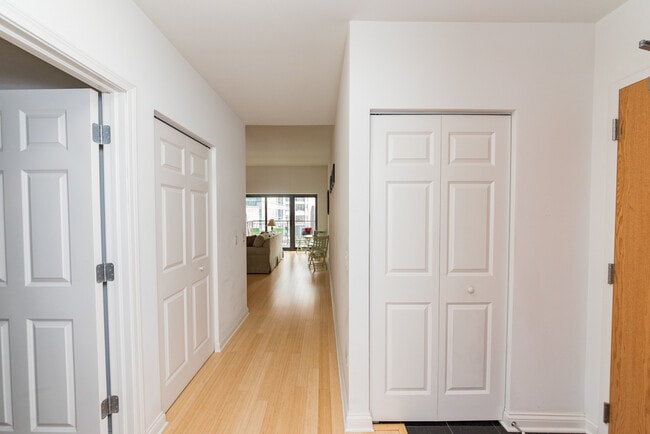 8 W Monroe St in Chicago, IL - Building Photo - Building Photo