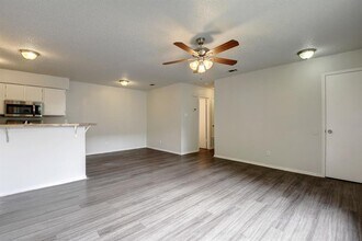5303 Spring Meadow Rd in Austin, TX - Building Photo - Building Photo