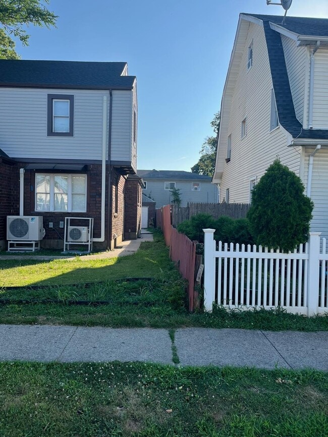 21 James L L Burrell Ave in Hempstead, NY - Building Photo - Building Photo