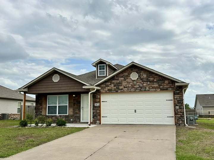 1606 W Seminole St in Skiatook, OK - Foto de edificio