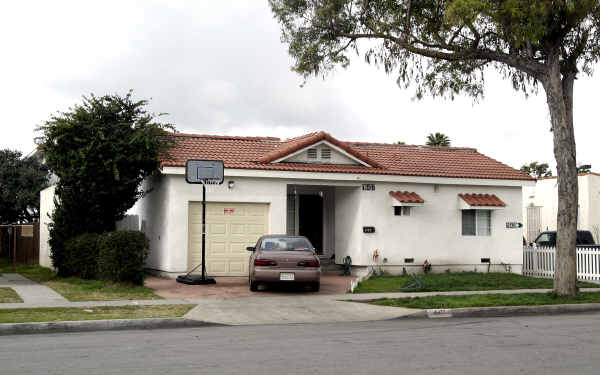 16437 California Ave in Paramount, CA - Building Photo