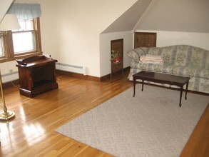 217 Kendrick Ave, Unit 3rd floor in Quincy, MA - Foto de edificio - Building Photo