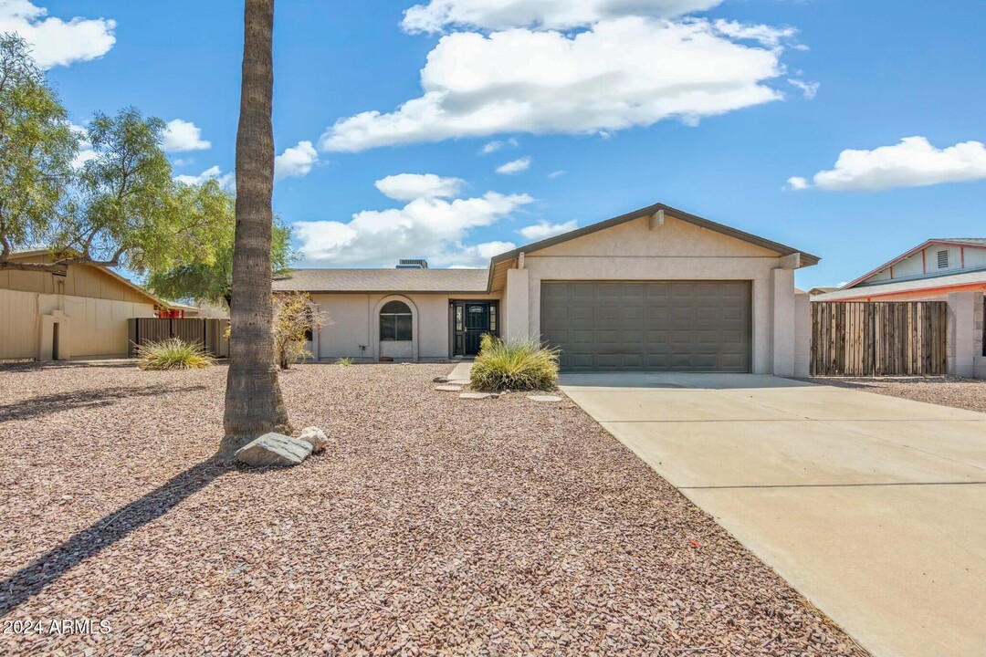 7409 W Mission Ln in Peoria, AZ - Building Photo