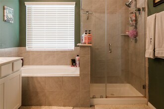 10201 Waterwall Ln in Texas City, TX - Foto de edificio - Building Photo