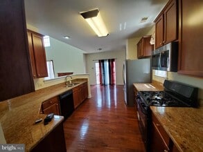 102 Burnet Crescent in Trenton, NJ - Building Photo - Building Photo