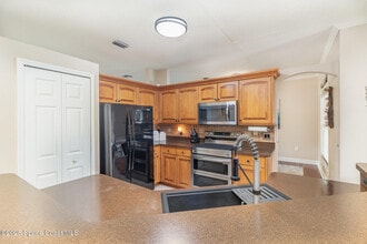 1510 Gardenton St NW in Palm Bay, FL - Foto de edificio - Building Photo