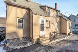 10 Spartan Pl in Tuxedo Park, NY - Building Photo