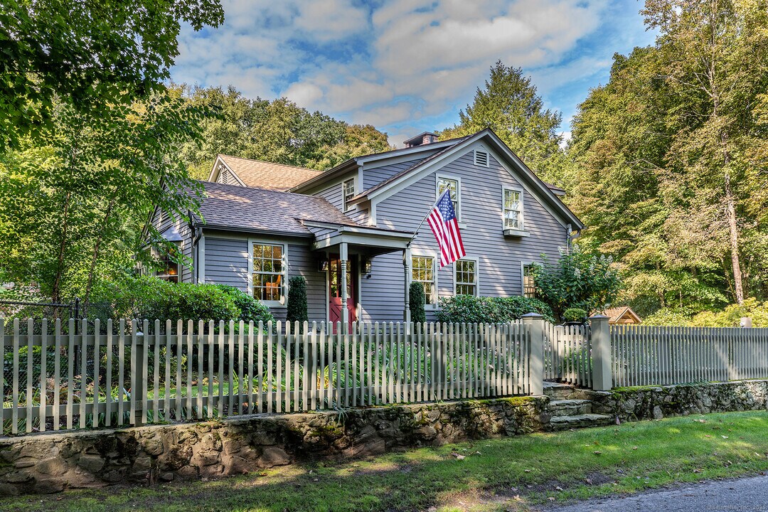 203 Sprain Brook Rd in Woodbury, CT - Building Photo