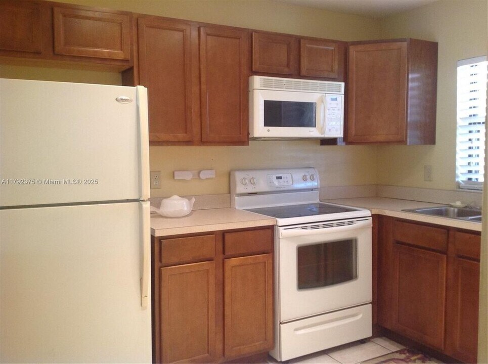 1921 Woolbright Rd in Boynton Beach, FL - Foto de edificio