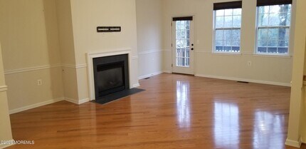 12 Jensen Court in Old Bridge, NJ - Foto de edificio - Building Photo