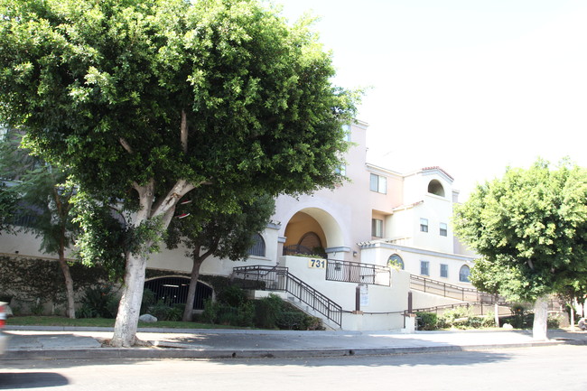 Cresent Village in Los Angeles, CA - Foto de edificio - Building Photo