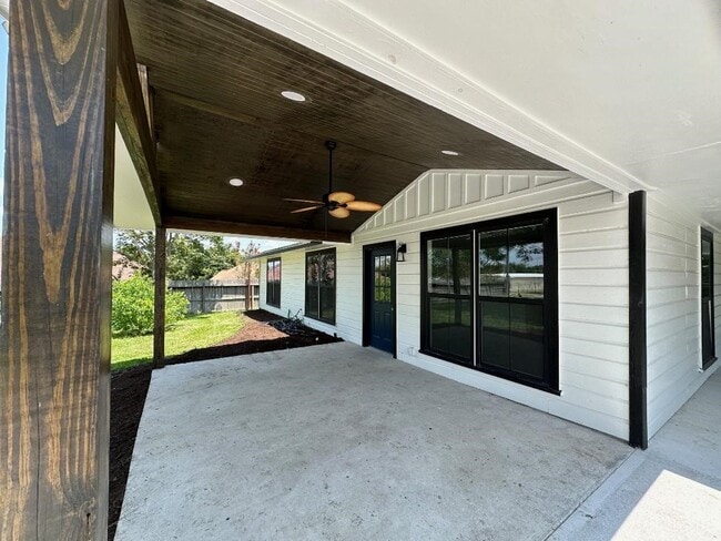 108 N Dixie St in Brenham, TX - Foto de edificio - Building Photo