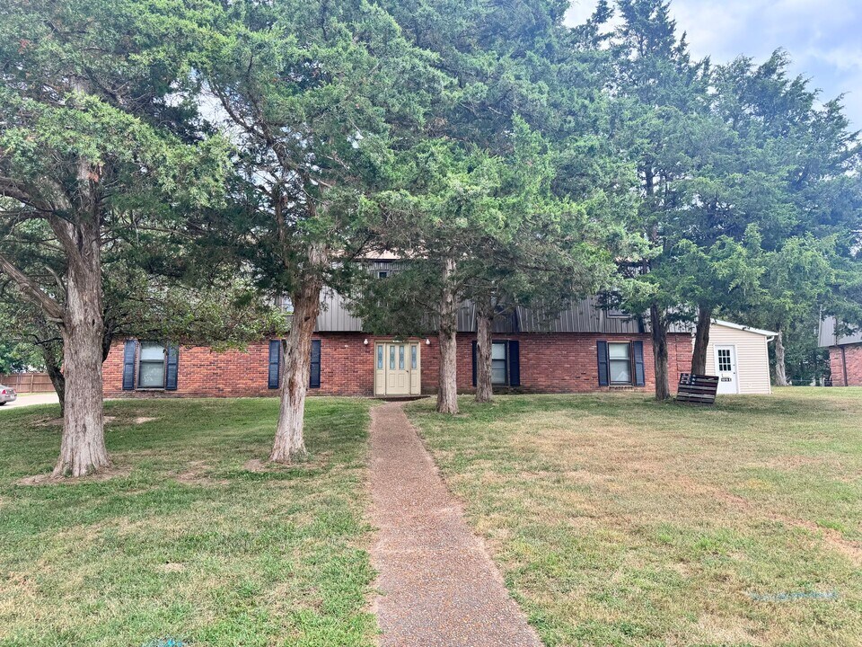 1619 Chaddsford Dr in Jefferson City, MO - Building Photo