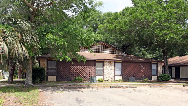 6801 Tiki Ln in Pensacola, FL - Foto de edificio - Building Photo