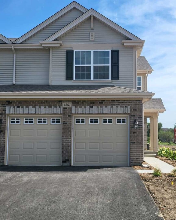 1801 Turtle Creek Dr in Aurora, IL - Building Photo