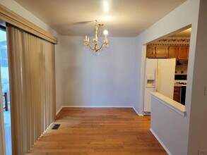 877 Cross Creek Dr W in Roselle, IL - Building Photo - Building Photo