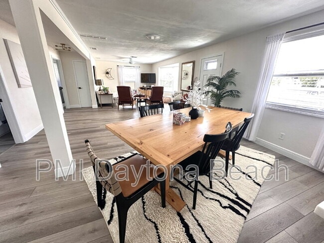 property at 2563 S Peninsula Dr