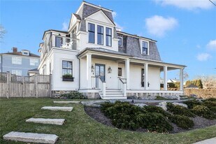 131 Eustis Ave in Newport, RI - Building Photo