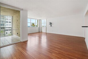 1420 Brickell Bay Dr in Miami, FL - Building Photo