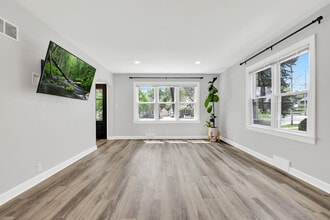 1066 Poplar St, Unit 1066 Poplar Street Lower in West Bend, WI - Building Photo - Building Photo