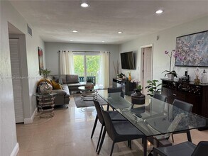 14036 SW 90th Ave in Miami, FL - Foto de edificio - Building Photo