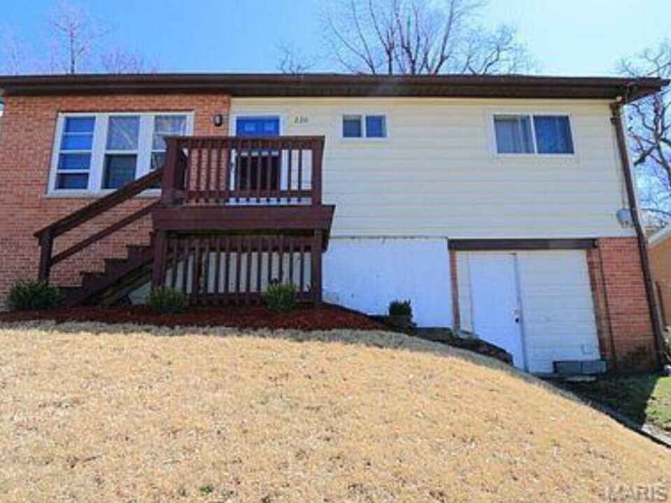 220 Ruggles Rd in Ferguson, MO - Building Photo