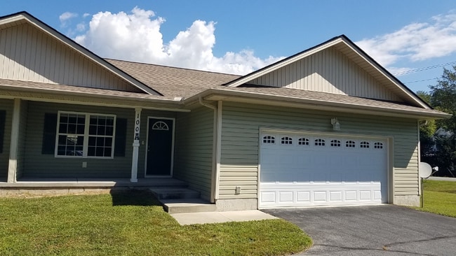 100 Pinehurst Dr in Hendersonville, NC - Building Photo - Building Photo