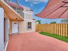 4075 Village Dr in Delray Beach, FL - Foto de edificio - Building Photo