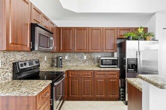 970 SW 144th Ave in Pembroke Pines, FL - Foto de edificio - Building Photo