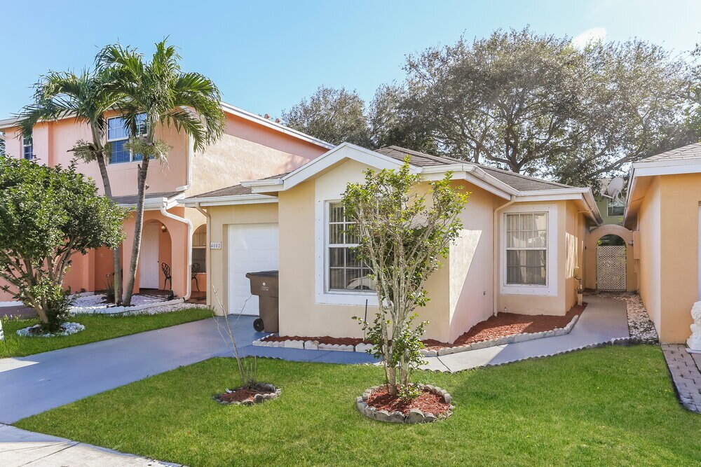 4082 Eastridge Dr in Pompano Beach, FL - Foto de edificio