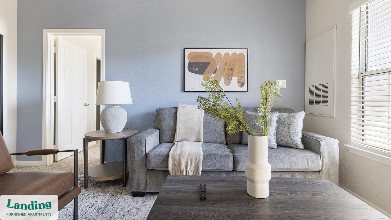 1215 W Slaughter Ln in Austin, TX - Foto de edificio