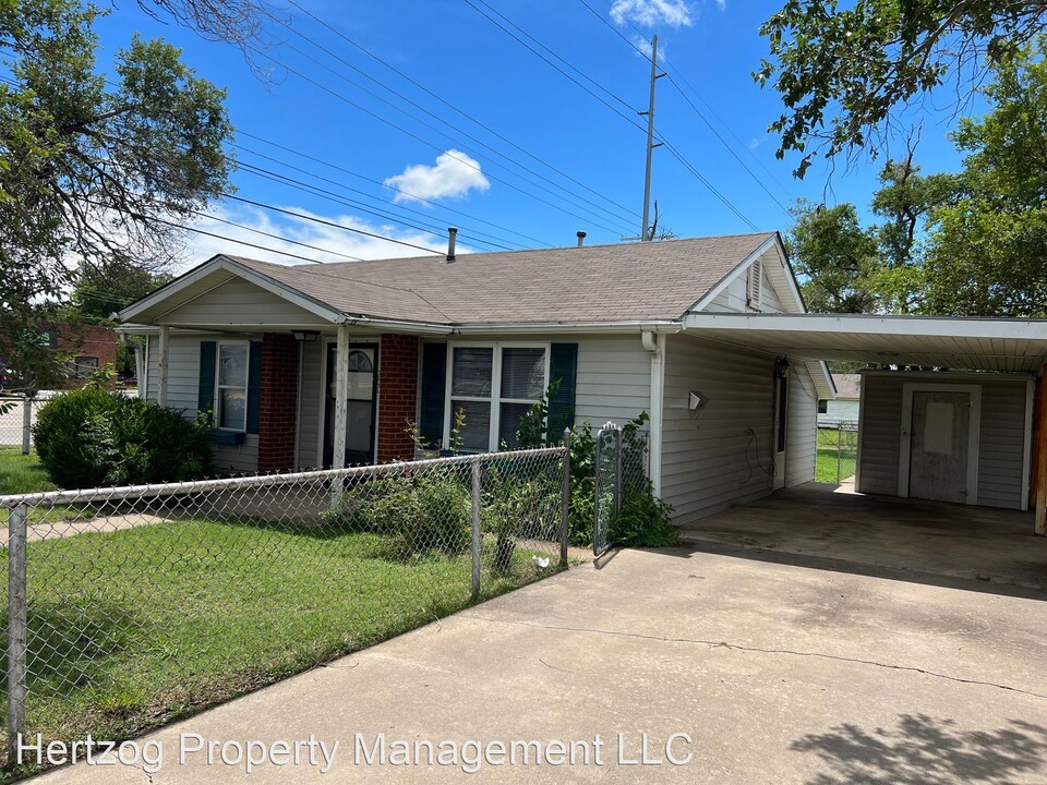 200 W Hartford Ave in Ponca City, OK - Building Photo