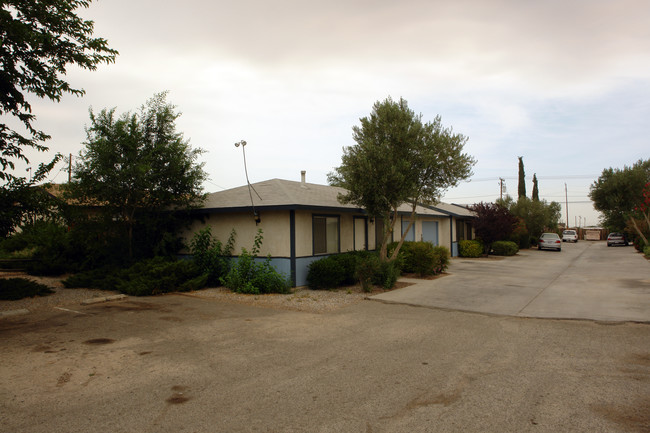 15776 Sequoia Ave in Hesperia, CA - Foto de edificio - Building Photo