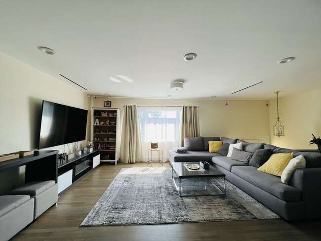 66 Smith St, Unit House in Glen Cove, NY - Foto de edificio - Building Photo