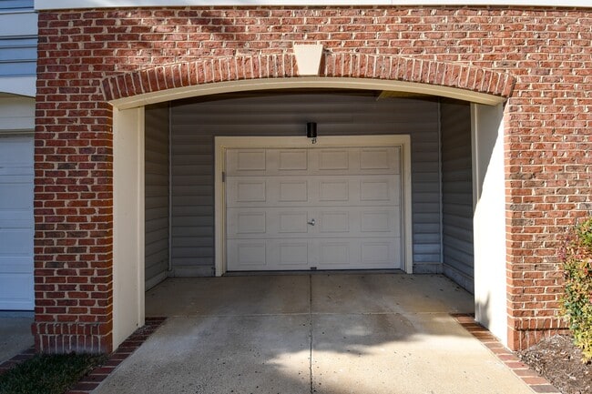 11322 Westbrook Mill Ln, Unit 302 in Fairfax, VA - Building Photo - Building Photo