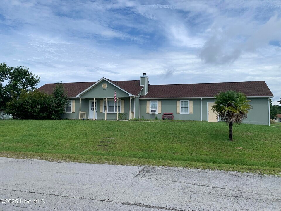 210 Zachary Ln in Hubert, NC - Building Photo