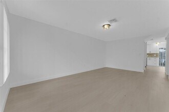 9745 NW 37th St in Sunrise, FL - Building Photo - Building Photo