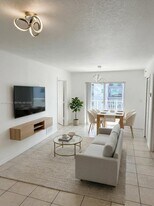 2475 NW 16th St Rd in Miami, FL - Building Photo