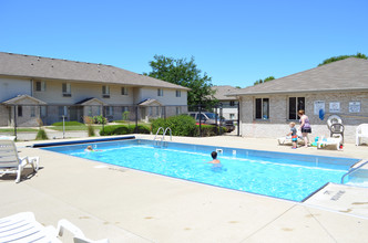 608 Kingsley St in Normal, IL - Foto de edificio - Building Photo