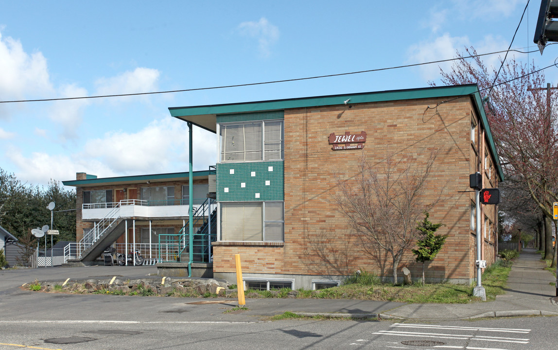 Jewel Apartments in Seattle, WA - Building Photo