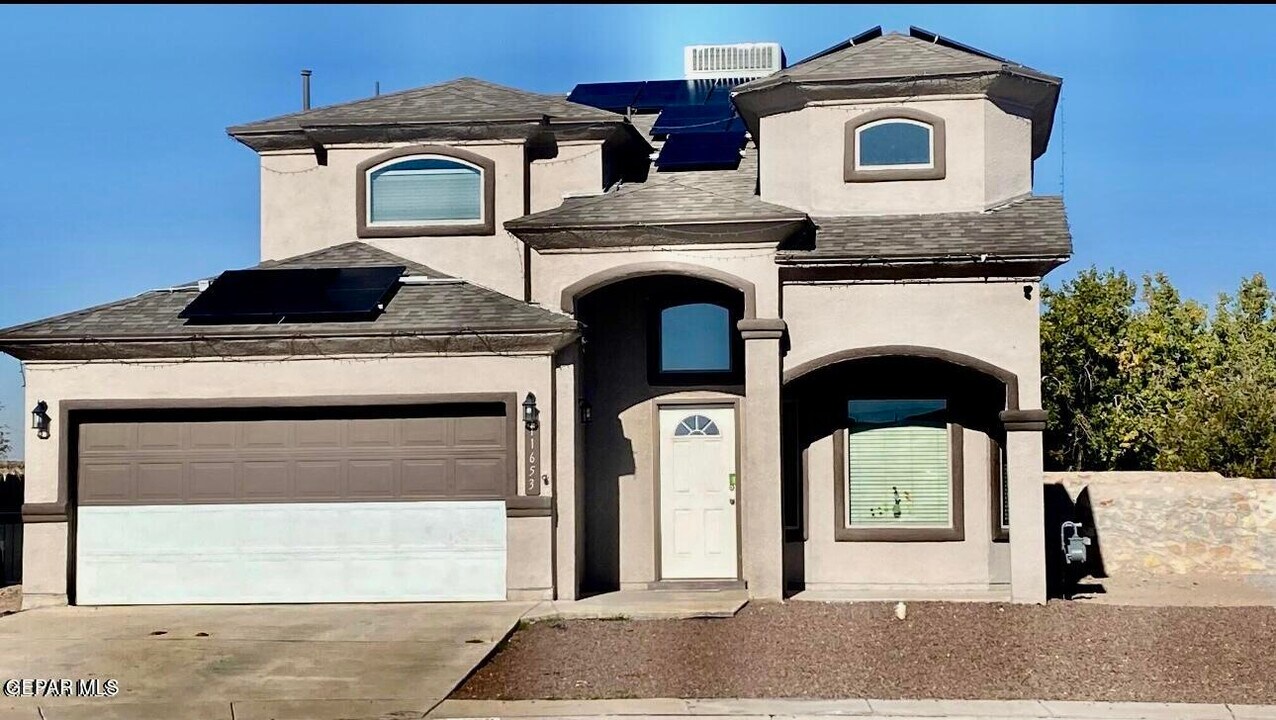 11653 Ernesto Serna St in Socorro, TX - Foto de edificio