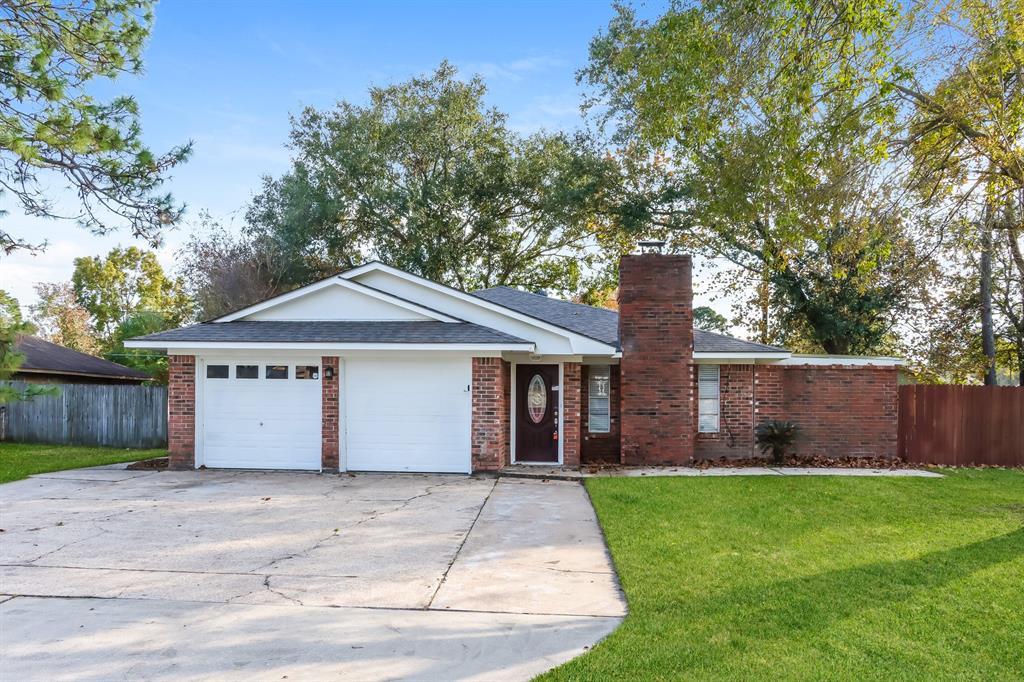 10022 Sweet Gum Ln in Baytown, TX - Building Photo