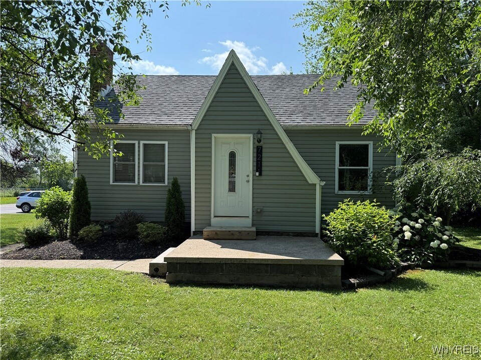 7211 Packard Rd in Niagara Falls, NY - Building Photo