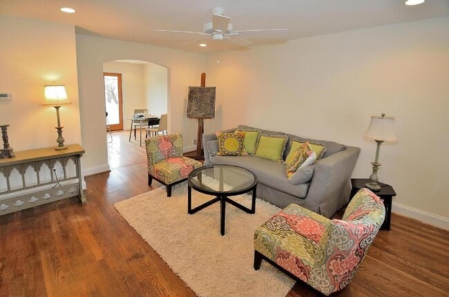 209 Wesmond Dr in Alexandria, VA - Foto de edificio - Building Photo