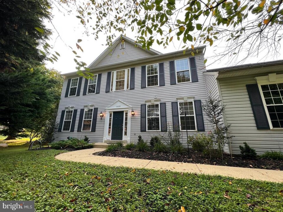 10221 Maxine St in Ellicott City, MD - Foto de edificio