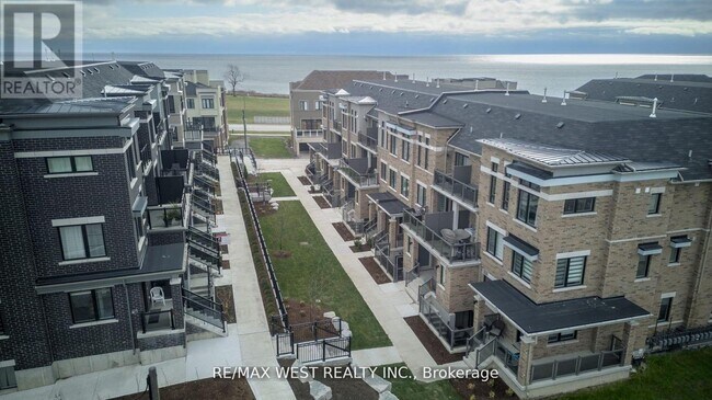 31C Lookout Dr in Bowmanville, ON - Building Photo - Building Photo