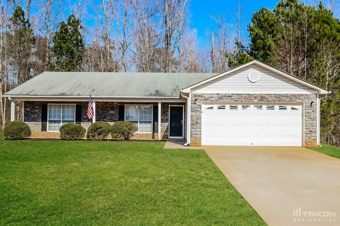 254 Whistle Way in Locust Grove, GA - Building Photo